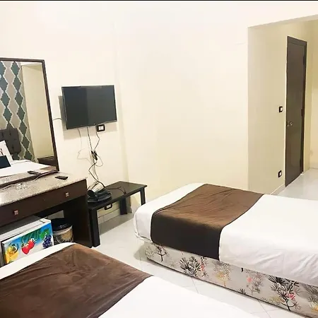 فندق جولدن صن العروسه طريق الشيراتون السقالة ميدان محافظة البحر الأحمر 84511 مصر