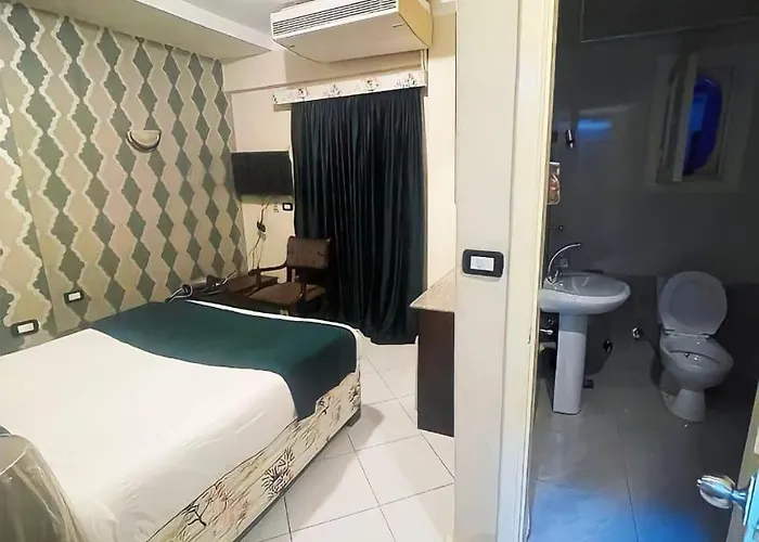 جولدن صن العروسه طريق الشيراتون السقالة ميدان محافظة البحر الأحمر 84511 مصر 2*