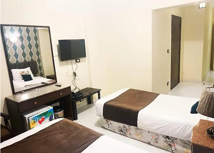 Hotel جولدن صن العروسه طريق الشيراتون السقالة ميدان محافظة البحر الأحمر 84511 مصر 2*