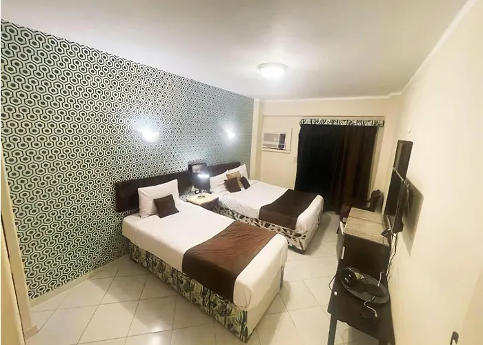 جولدن صن العروسه طريق الشيراتون السقالة ميدان محافظة البحر الأحمر 84511 مصر Hurghada